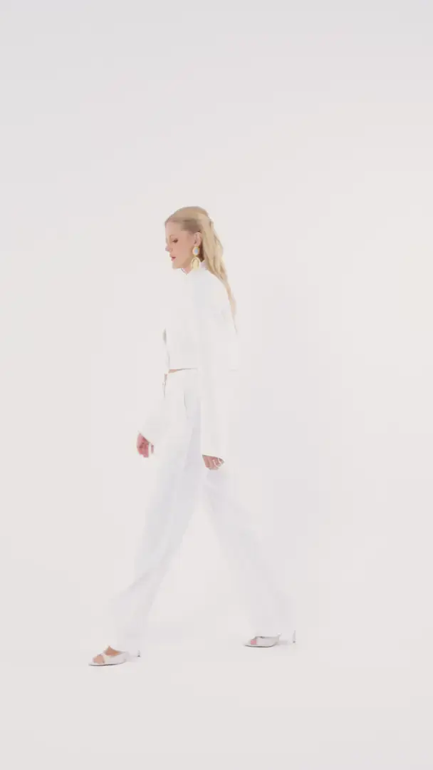 Capa do vídeo: Calça Maria Off White Charth: detalhe do botão de coração e look