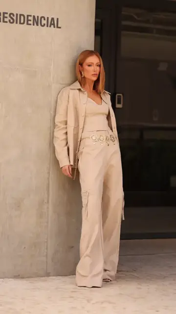 Camisa Talia Areia Charth: como usar aberta em look monocromático