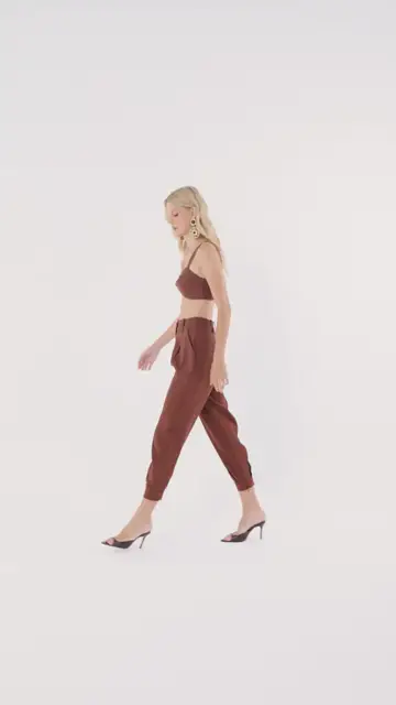 Top Lyra - Hera Charth: caimento do top cropped marrom, frente e costas