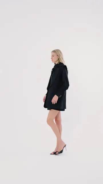Camisa Isabela Preta Charth: look com colete, close na gola e caminhada