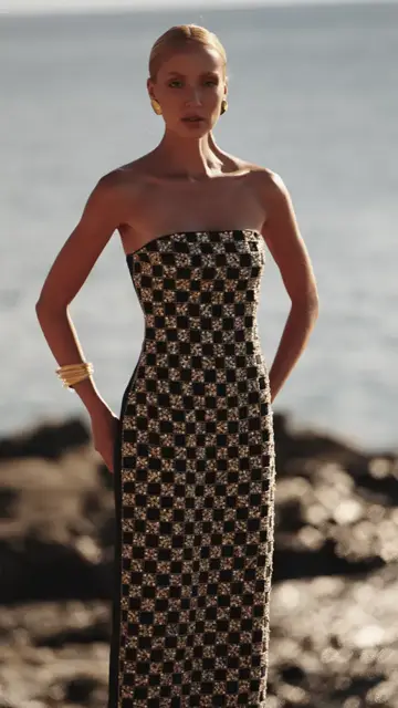 Vestido Aretusa Preto Charth: caimento midi tomara que caia no corpo