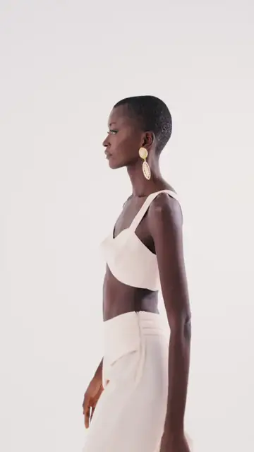 Top Lyra Areia Charth: caimento no corpo com calça off-white