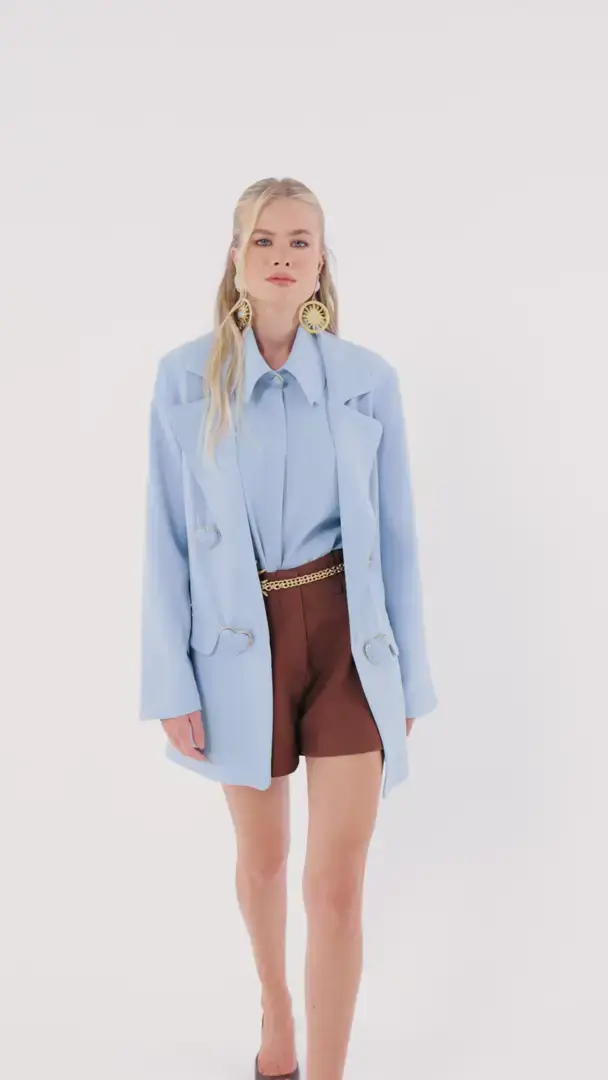 Capa do vídeo: Camisa Isabela - Selene Charth: look com blazer azul e short marrom