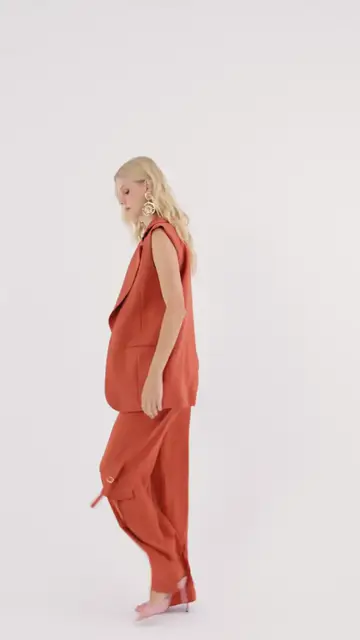 Calça Persefone Venus Charth: look completo com colete, frente e costas