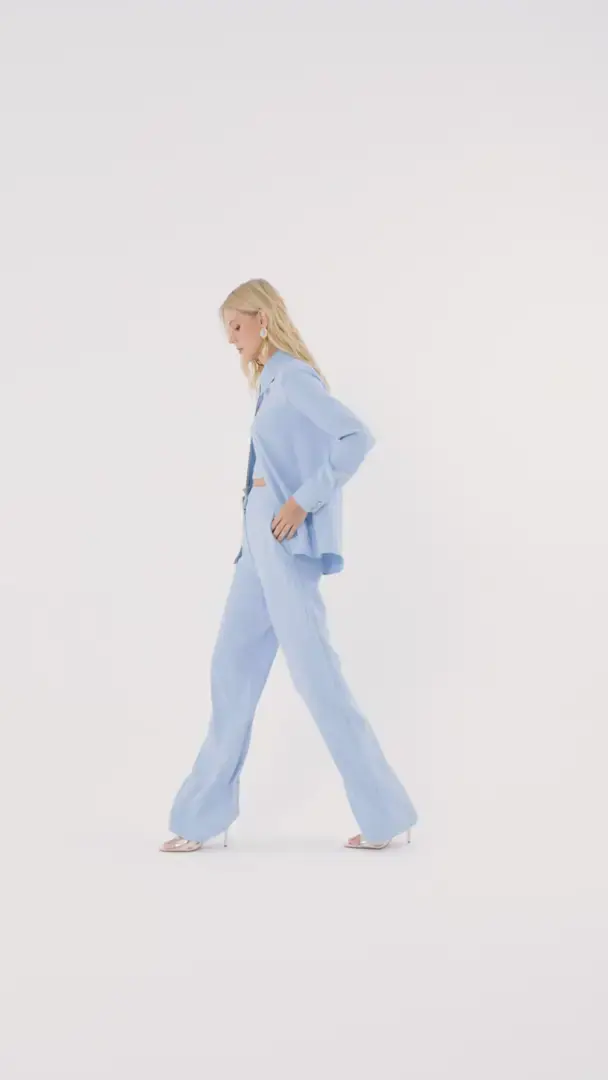 Capa do vídeo: Calça Maria Selene Charth: look azul de frente, costas e close
