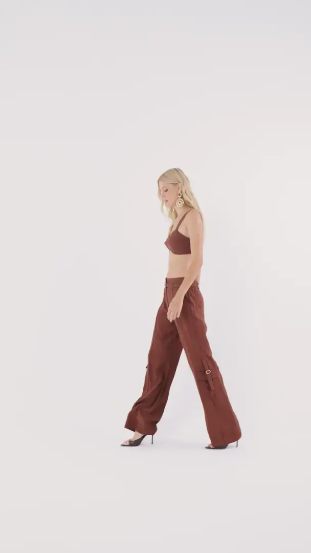 Capa do vídeo: Top Lyra - Hera Charth: look com calça cargo marrom, frente e lateral