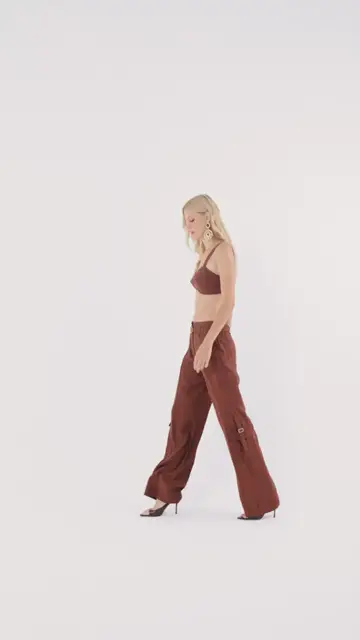 Top Lyra - Hera Charth: look com calça cargo marrom, frente e lateral