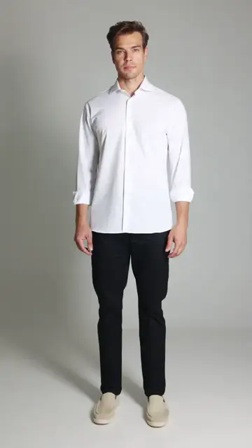 Calça Sarja Bolso Faca Preta Brooksfield: look com camisa branca e mocassim