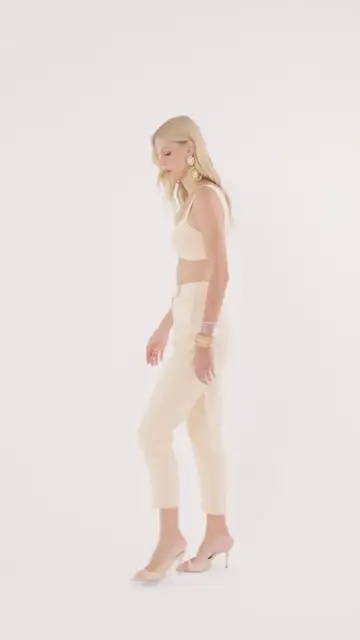 Top Lyra - Eter Charth: caimento do top nude com calça de alfaiataria