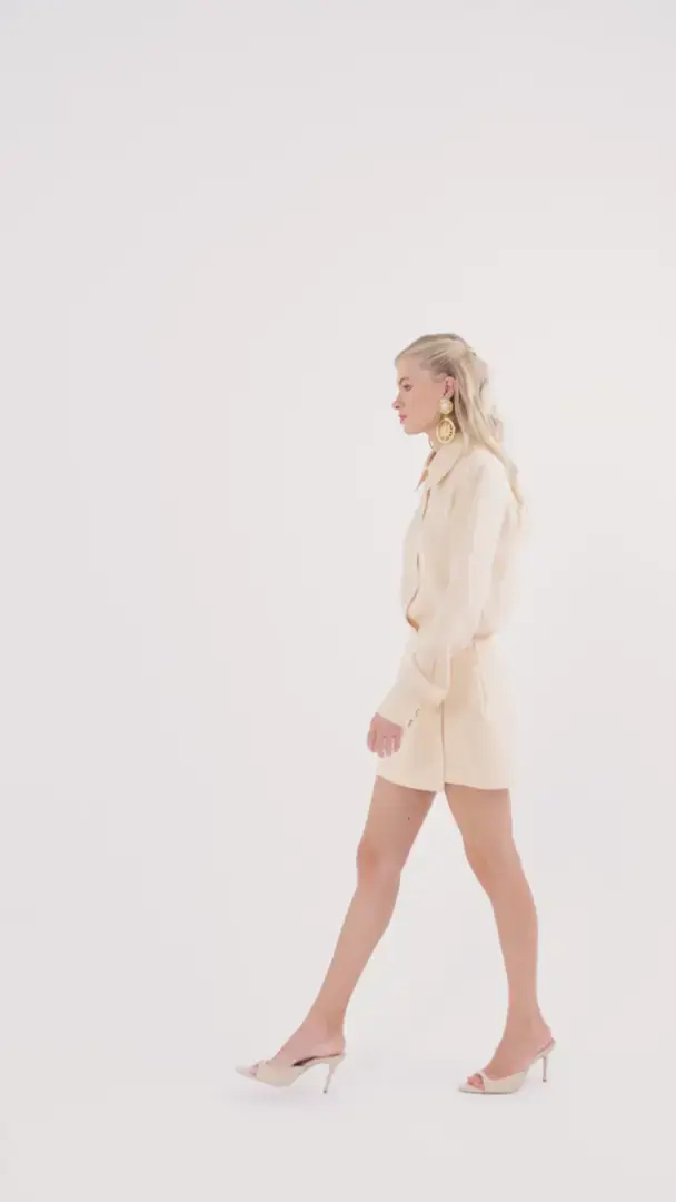 Capa do vídeo: Camisa Isabela Eter Charth: look com mini saia envelope, frente e lado